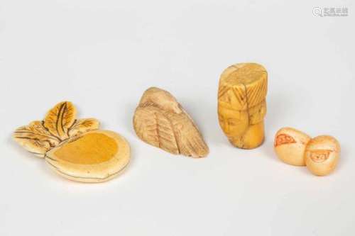 Japan, vier ivoren en benen objecten, Meiji periode,waaronder netsuke en snijwerk van vruchten,