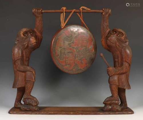 Engels koloniale gong gedragen door twee gestoken houten apen, ca. 1900de gong rood gelakt met