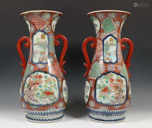 Japan, paar Imari vazen, Meiji periode,met uitlopende hals en twee oren (één hersteld), h. 46 cm [