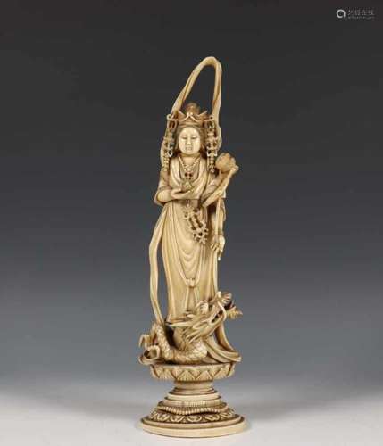 Japan, gestoken ivoren snijwerk 'okimono', 19e eeuw, vroeg Meiji periode;Guanyin staande op lotus,