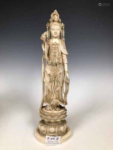 Japan, ivoren snijwerk 'okimono', 19e eeuw, Meiji periode,Guanyin staande op lotustroon, met lotus