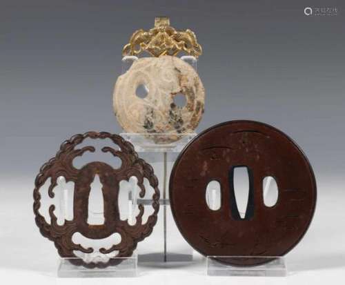 Japan, twee tsuba's, Meiji Periode en China, antiek stenen- of mogelijk glazen amuletHierbij een