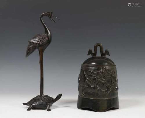 China, bronzen reiger staande op een schildpad, 17e eeuwHierbij bronzen bel, h. 27 en 20 cm. [2]150