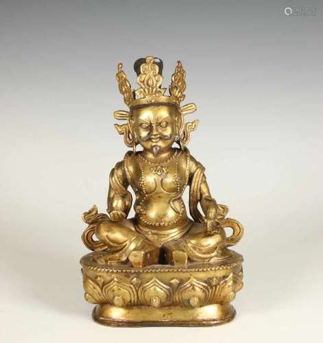 Tibet, verguld bronzen sculptuur van Jambhala, 19e/20e eeuw,zittend op een lotustroon, in de ene