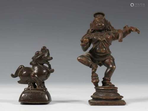 India, bronzen figuur van Krishna, 19e eeuw,afgebeeld in dansende positie, hierbij een Chinees