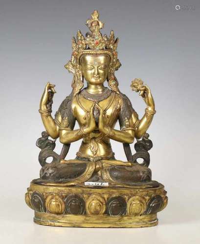 Nepal, een verguld bronzen figuur van Sadaksharilokeshvara, zittend op een lotustroon in