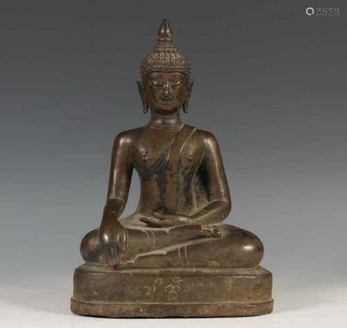 Thailand/Birma, bronzen Buddha, 18-19e eeuwmet gegraveerde tekst in de basis. Met resten van zwart