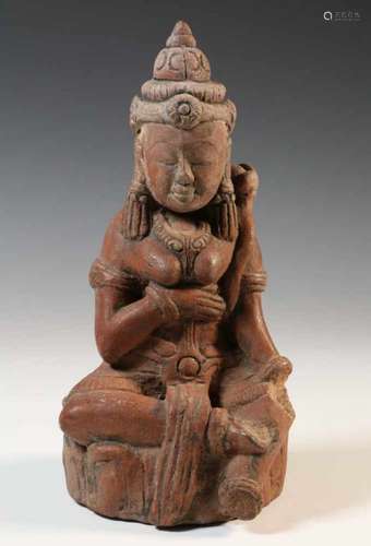 India, Tamil, Pandyan, aardwerk sculptuur van Godin Uma of Parvati, 1200-1600,, h. 27 cm. [1]400