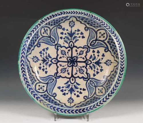 Arabische aardewerk schotel, mogelijk 19e eeuw,met rozet in blauw-wit. Gemerkt, diam. 36 cm. [1]300