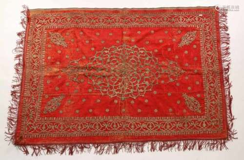 Rood fluweel Ottomaans kleed, 19e eeuw,met geborduurd gouddraad medaillon en rand, 120 x 90 cm. [1]