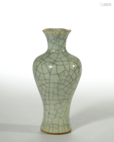 Qing Dynasty,A Crack Small Vase