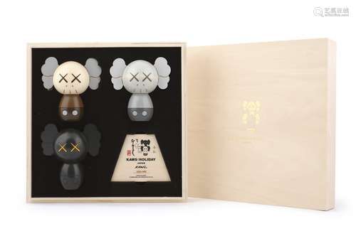 KAWS Holiday Japan Kokehi Doll (三件一组) 木质