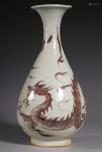 AN UNDERGLAZE RED VASE WITH DRAGON PATTERN