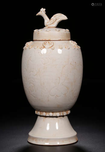 A DING YAO WHITE GLAZE VASE WITH COVER
