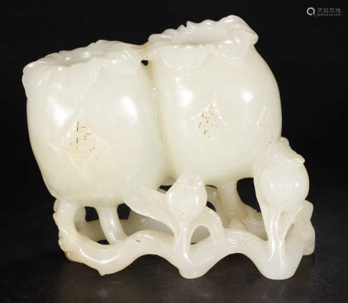 A HETIAN JADE BRUSH WASHER SHAPED WITH FLOWER