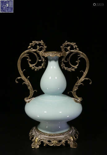 A BLUE GLAZE VASE EMBEDDED WITH BRONZE