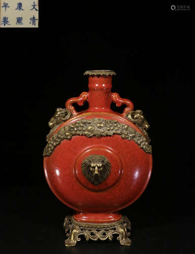 A RED GLAZE VASE EMBEDDED WITH BRONZE