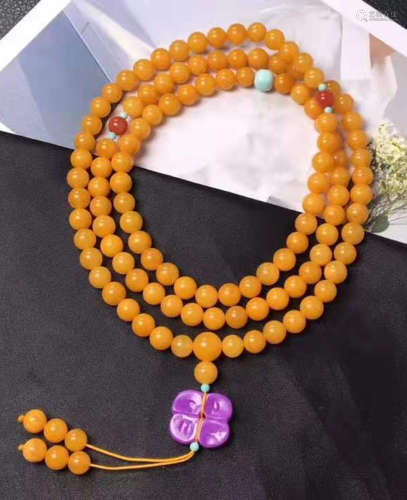 AN AMBER CARVED NECKLACE WITH 108 BEADS