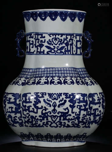 A BLUE&WHITE GLAZE VASE PAINTED WITH DRAGON