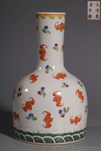 A FAMILLE ROSE GLAZE VASE WITH AUSPICIOUS PATTERN