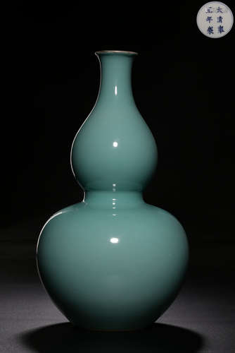 A GREEN GLAZE GOURD VASE