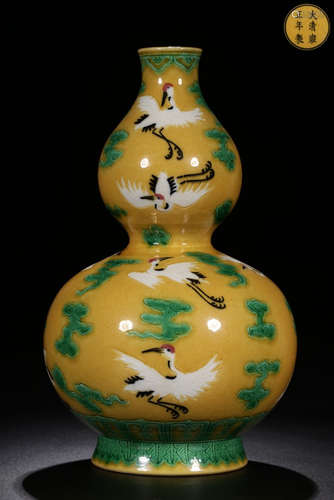 A YELLOW GLAZE GOURD VASE WITH CRANE PATTERN