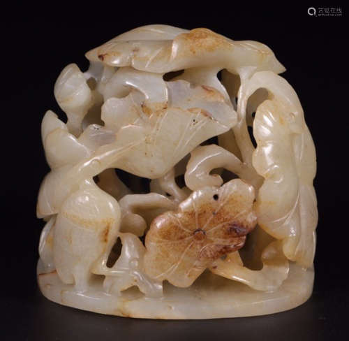 A HETIAN JADE ORNAMENT CARVED WITH LOTUS