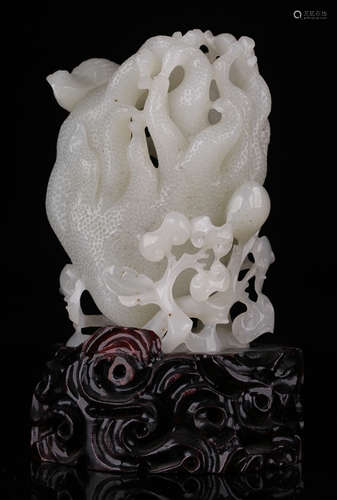 A HETIAN JADE CARVED LONGEVOUS ORNAMENT