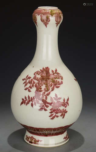 A WHITE GLAZE VASE WITH FLOWER PATTERN