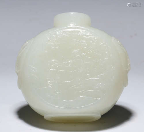 A HETIAN JADE SNUFF BOTTLE CARVED WITH STORY PATTERN