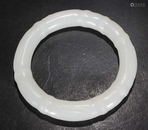 A HETIAN JADE BANGLE CARVED WITH PATTERN