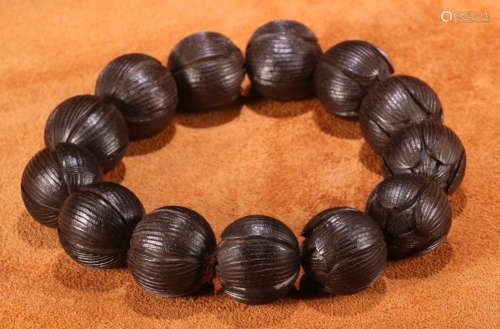 A CHENXIANG WOOD CARVED BRACELET WITH LOTUS PATTERN