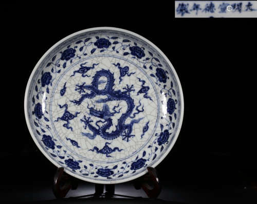 A BLUE&WHITE GLAZE PLATE WITH FLOWER PATTERN