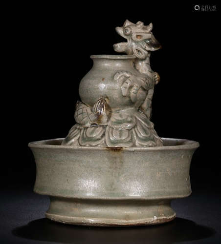 A YUE YAO GREEN GLAZE POT SHAPED WITH BEAST