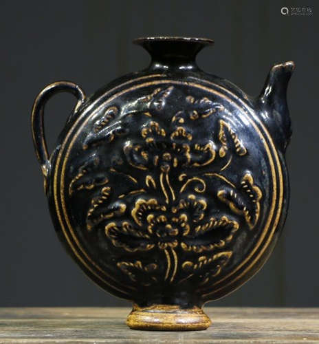 A CIZHOU YAO BLACK GLAZE POT WITH FLOWER PATTERN