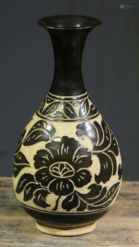 A BLACK&WHITE GLAZE JAR PAINTED WITH FLOWER PATTERN