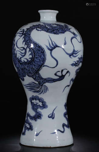 A BLUE&WHITE GLAZE VASE WITH DRAGON PATTERN