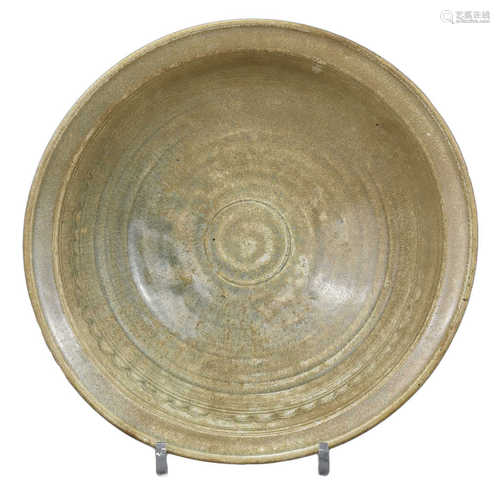 A LARGE CHINESE / SE ASIAN 14TH - 15TH CENTURY CELADON DISH