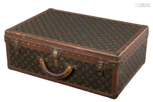 A Classic Vintage Louis Vuitton Paris Travel suitcase, Label no. 988497