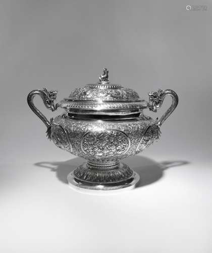 A LARGE CHINESE SILVER FOOTED BOWL AND COVER 2ND HALF 19TH CENTURY The compressed body decorated