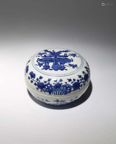 A CHINESE BLUE AND WHITE CIRCULAR BOX AND COVER KANGXI 1662-1722 The cover painted with a roundel