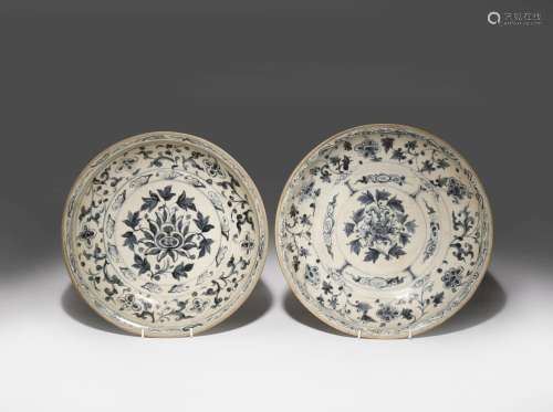TWO LARGE VIETNAMESE BLUE AND WHITE DISHES 14TH/15TH CENTURY Each painted to the centre with a
