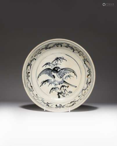 A VIETNAMESE BLUE AND WHITE DISH 15TH CENTURY Decorated to the centre with a bird spreading its