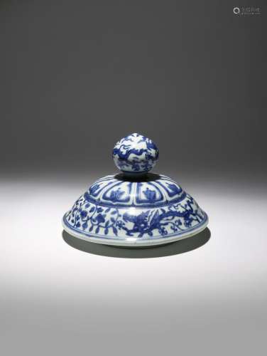 A LARGE CHINESE BLUE AND WHITE 'YINGLONG' VASE COVER LATE MING DYNASTY The domed cover decorated