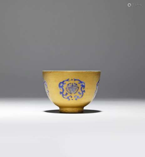 A RARE SMALL CHINESE IMPERIAL GILT-GROUND WINE CUP SIX CHARACTER KANGXI MARK AND OF THE PERIOD