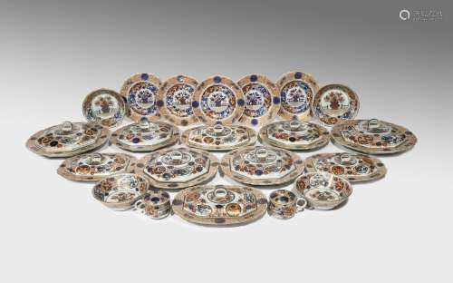 A CHINESE IMARI PART DINNER SERVICE EARLY 18TH CENTURY Comprising: five circular dishes, four oval