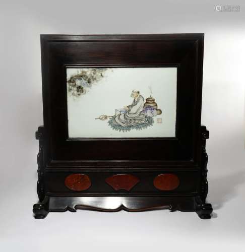 A CHINESE PORCELAIN AND HARDWOOD TABLE SCREEN 20TH CENTURY Painted with a seated figure gazing up at