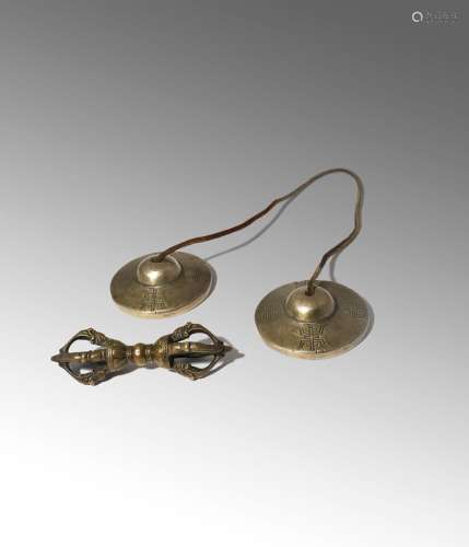 A SMALL TIBETAN BRONZE VAJRA AND A PAIR OF BRONZE OR BRASS CYMBALS 17TH AND 19TH CENTURY The vajra