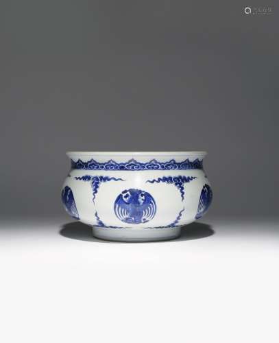 A LARGE CHINESE BLUE AND WHITE 'PHOENIX' INCENSE BURNER KANGXI 1662-1722 The bombι-shaped body