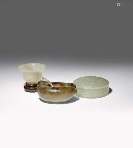 THREE CHINESE HARDSTONE ITEMS QING DYNASTY Comprising: a celadon jade circular box and cover